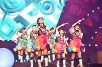 私立恵比寿中学 東西大学芸会2014「エビ中のおもちゃビッグガレージ」横浜アリーナ公演の様子。