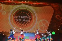 本編ラスト「幸せの貼り紙はいつも背中に」を歌うエビ中。