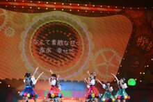 本編ラスト「幸せの貼り紙はいつも背中に」を歌うエビ中。