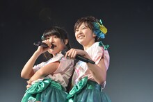 廣田あいか（左）と安本彩花（右）。