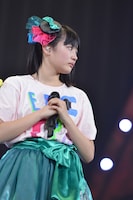 涙ながらに話す安本彩花をじっと見つめる柏木ひなた。