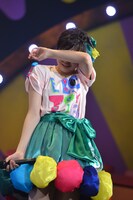 涙ぐむ安本彩花。