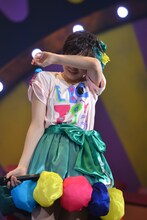 涙ぐむ安本彩花。