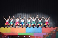 私立恵比寿中学 東西大学芸会2014「エビ中のおもちゃビッグガレージ」横浜アリーナ公演の様子。