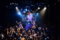 あゆみくりかまきのパフォーマンスの様子。