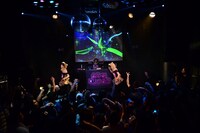 あゆみくりかまきのパフォーマンスの様子。