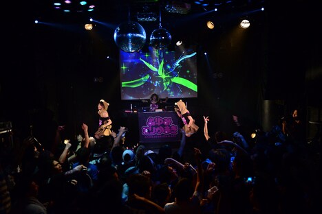 あゆみくりかまきのパフォーマンスの様子。