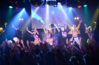 あゆみくりかまきとDJダイノジによるコラボステージの様子。