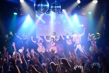 あゆみくりかまきとDJダイノジによるコラボステージの様子。