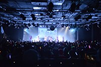 拳を高く突き上げるリリスクとヘッズ。