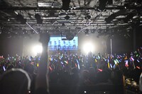 拳を高く突き上げるリリスクとヘッズ。