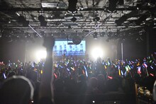 拳を高く突き上げるリリスクとヘッズ。