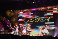 私立恵比寿中学 東西大学芸会2014「エビ中のおもちゃビッグガレージ」横浜アリーナ公演の様子。