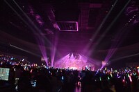 私立恵比寿中学 東西大学芸会2014「エビ中のおもちゃビッグガレージ」横浜アリーナ公演の様子。