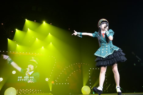 ソロ曲「ぁぃぁぃといく日本全国鉄道の旅」を歌う廣田あいか。