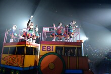 機関車型のフロート車で横浜アリーナを回るエビ中。