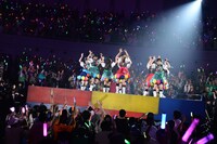 客席内の特設ステージで歌うエビ中。