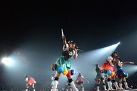 私立恵比寿中学 東西大学芸会2014「エビ中のおもちゃビッグガレージ」横浜アリーナ公演の様子。