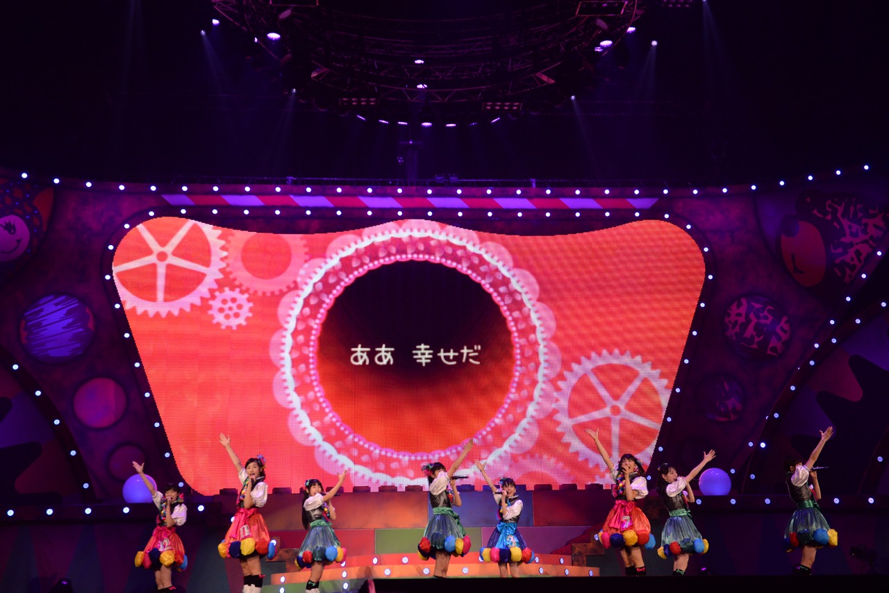 私立恵比寿中学 東西大学芸会2014「エビ中のおもちゃビッグガレージ」横浜アリーナ公演の様子。