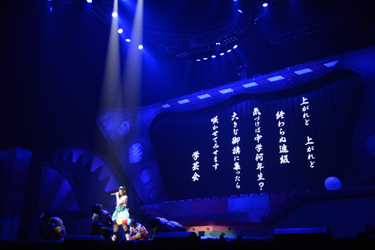 新曲「大漁恵比寿節」を披露するエビ中。