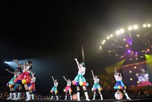 私立恵比寿中学 東西大学芸会2014「エビ中のおもちゃビッグガレージ」横浜アリーナ公演の様子。