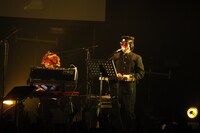 左から金澤ダイスケ、YO-KING（I.M.O.）（photo by KISEKI）。