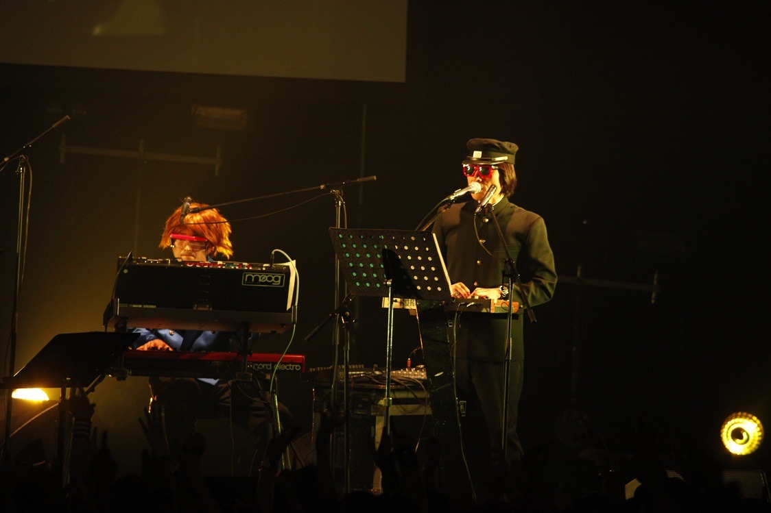 左から金澤ダイスケ、YO-KING（I.M.O.）（photo by KISEKI）。