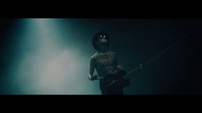 「Mi Amor」ビデオクリップのワンシーン。