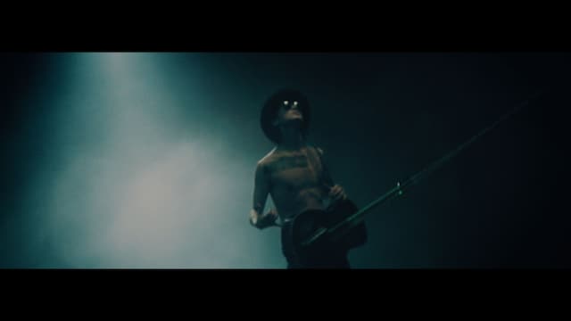 「Mi Amor」ビデオクリップのワンシーン。