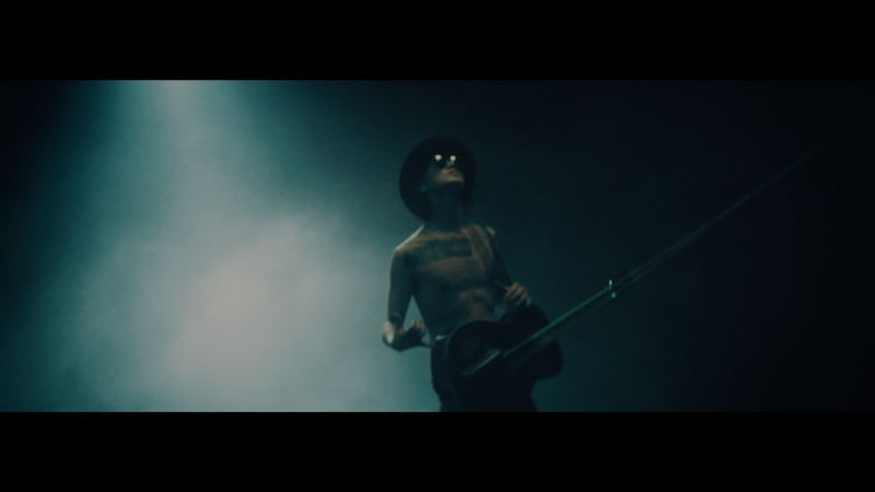 「Mi Amor」ビデオクリップのワンシーン。