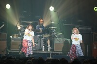 SPARKS GO GOとセッションするPUFFY（photo by KISEKI）。