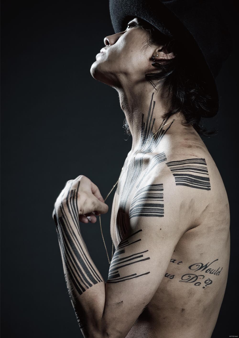 赤西仁 - 赤西仁、上半身裸で“レーザーギター”鳴らすPV [画像・動画