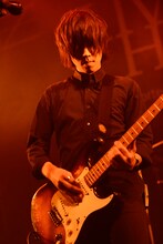 andropの内澤崇仁（Vo, G）。