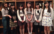 里田まい（左）とカントリー・ガールズのメンバー。左から稲場愛香（16歳）、森戸知沙希（14歳）、島村嬉唄（14歳）、小関舞（12歳）、山木梨沙（17歳）。