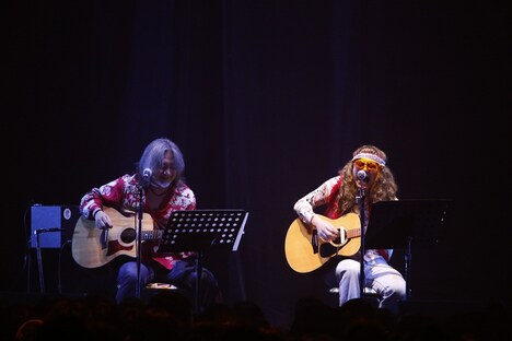 左から橘あつや、フォークシンガー小象（photo by KISEKI）。