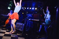 後藤まりこ「お前ら全部りなくすです」11月2日夜公演（後藤まりこ17歳お寿司大好き）の様子。（撮影：朝岡英輔）