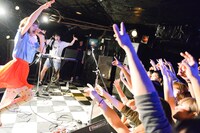 後藤まりこ「お前ら全部りなくすです」11月2日夜公演（後藤まりこ17歳お寿司大好き）の様子。（撮影：朝岡英輔）