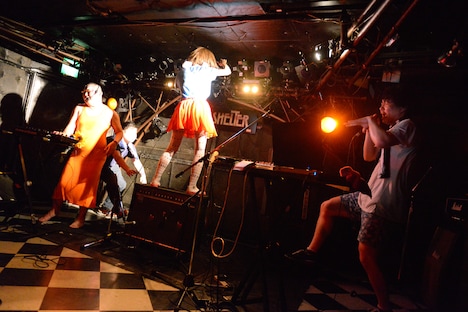 後藤まりこ「お前ら全部りなくすです」11月2日夜公演（後藤まりこ17歳お寿司大好き）の様子。（撮影：朝岡英輔）