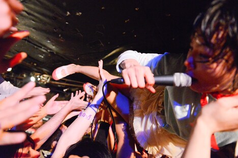 後藤まりこ「お前ら全部りなくすです」11月3日夜公演（バンド）の様子。（撮影：朝岡英輔）