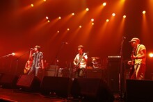 SPARKS GO GOとセッションする真心ブラザーズ（photo by KISEKI）。