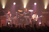 SPARKS GO GOとセッションする真心ブラザーズ（photo by KISEKI）。