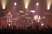 SPARKS GO GOとセッションする真心ブラザーズ（photo by KISEKI）。