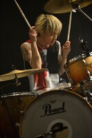 ストレイテナーのナカヤマシンペイ（Dr）。