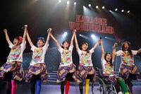 チームしゃちほこ「ホールツアー2014～僕らのカラオケワンダーランド～」初日公演の様子。