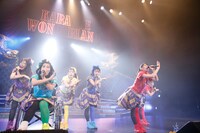 チームしゃちほこ「ホールツアー2014～僕らのカラオケワンダーランド～」初日公演の様子。