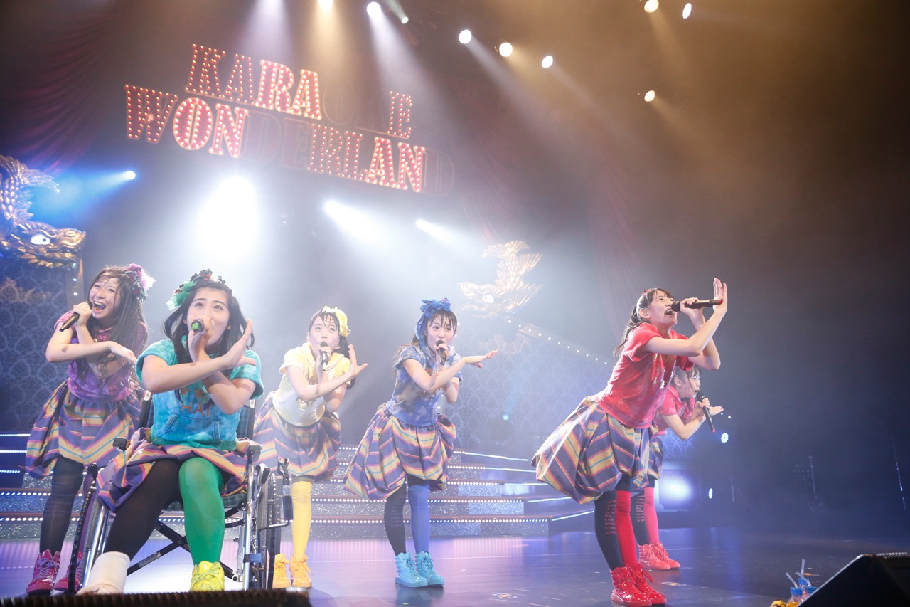 チームしゃちほこ「ホールツアー2014～僕らのカラオケワンダーランド～」初日公演の様子。