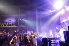 チームしゃちほこ「ホールツアー2014～僕らのカラオケワンダーランド～」初日公演の様子。