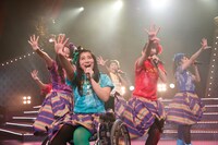 チームしゃちほこ「ホールツアー2014～僕らのカラオケワンダーランド～」初日公演の様子。