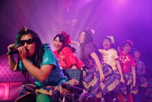 坂本遥奈が富永TOMMY弘明パートを担当した「サマラバ」パフォーマンスの様子。