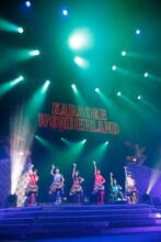 チームしゃちほこ「ホールツアー2014～僕らのカラオケワンダーランド～」初日公演の様子。